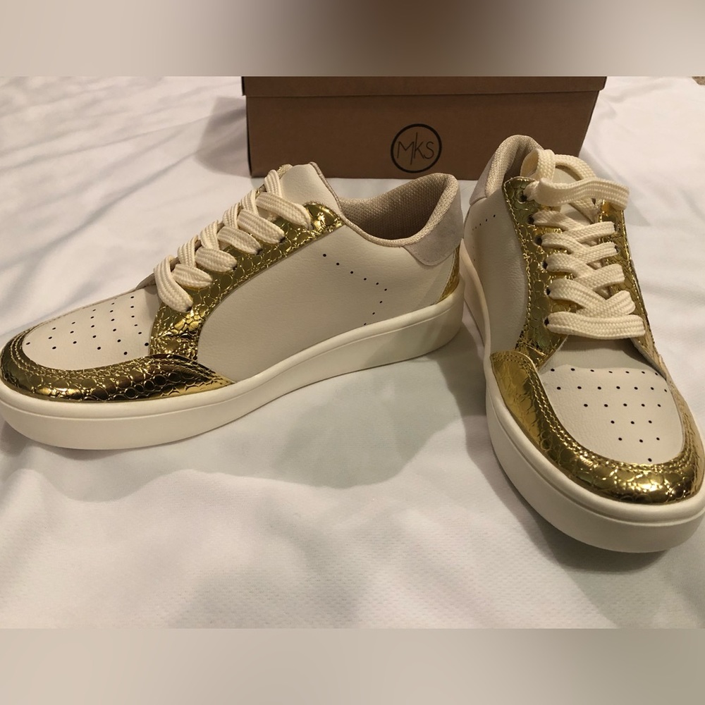 Michael Kors Women’s Cream and Gold Star Sneakers 6 - Picture 2 of 5